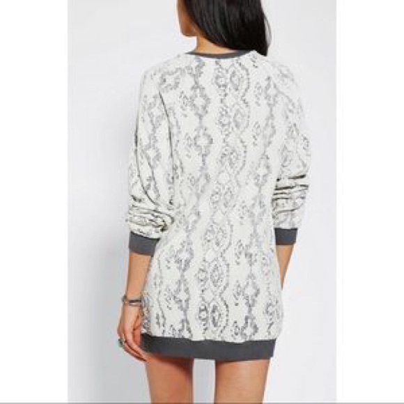 Ecote Urban Outfitters Sweater - Picture 2 of 3